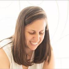 עלחבריטניה "הו, השעה ארבע! הגיע זמן לשתות קאפ אופ טי!" אז זהו, שלא. שעת תה  היא לא באמת שעה בה כל אנגליה עוצרת ושותה כוס תה. "שעת תה" או פשוט "תה" היא