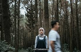 Finden sie online fotos auf gigagünstig! 14 Ide Prewedding Hutan Pinus Hutan Foto Perkawinan Pose Perkawinan