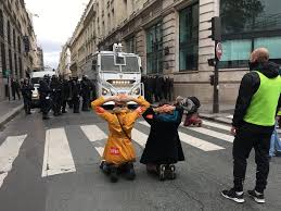 It is located to the west of paris, 48.4 km (30.1 mi) from the centre of the capital. A Genoux Un Nouveau Symbole De Contestation L Express