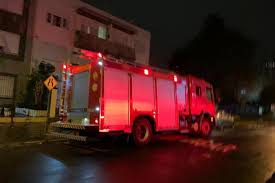 Dois bombeiros que trabalhavam no combate às chamas estão. Mulher Morre Em Incendio Em Apartamento Em Porto Alegre Hora Da Noticia Rs