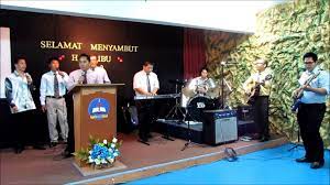 Bertempat di al alaseel hotel, obrolan antara petugas ppih, muassasah, dan maktab sesekali diselingi obrolan berbahasa indonesia. Bertemu Dengan Saudara Songs Unlimited Worship