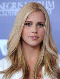 Cleo egy állatkertben dolgozik, amit nagyon szeret. Claire Holt H2o Plotzlich Meerjungfrau Wiki Fandom