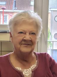 Voilà une photo de nos parents qui étaient concierges depuis 1961 rue  Stéphanie. Duyts Henri et Simone.