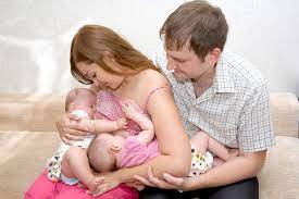 Stillen Von Saugling Und Grosserem Kind Geht Das Uberhaupt Babyartikel De Magazin