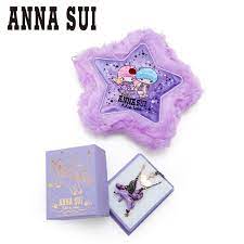 Anna sui is an american fashion designer from detroit. ãƒªãƒˆãƒ«ãƒ„ã‚¤ãƒ³ã‚¹ã‚¿ãƒ¼ã‚º Anna Sui ãƒãƒ¼ãƒä»˜ããƒãƒƒã‚¯ãƒ¬ã‚¹ ã‚µãƒ³ãƒªã‚ªã‚ªãƒ³ãƒ©ã‚¤ãƒ³ã‚·ãƒ§ãƒƒãƒ— å…¬å¼é€šè²©ã‚µã‚¤ãƒˆ