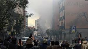 Una forte esplosione, le cui cause secondo una prima ipotesi sarebbero riconducibili a una fuga di gas, ha fatto crollare un buona parte di edificio nel centro di madrid. 7hqxk4jn Emrgm