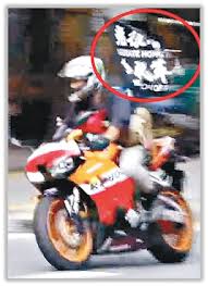 Jun 23, 2021 · 唐英傑被指於去年7月1日，在灣仔駕駛帶有「光復香港 時代革命」標語的電單車衝擊警方防線，被控「煽動他人分裂國家」及「恐怖活動」罪，日前. Pknwahkcirhxbm