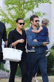 Anders als viele andere getrennte paare sehen der schauspieler und das . Gala Twitterren Bradley Cooper Irina Shayk Familienauftritt In Venedig Der Hollywoodstar Bradley Cooper Und Das Model Irina Shayk Sind Seit 2015 Ein Paar Tochter Lea De Seine Macht Das Liebesgluck Perfekt