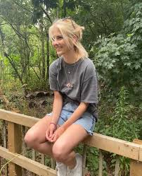 Emily Burns on X: Fancied a little change 💇🏼‍♀️👀  t.coqmbnr1b1GF  X