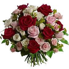 Bellissimo cuore di rose rosse circondate da foglie di edera. Italia In Fiore Comprare E Inviare Fiori Online