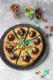 Cookie pizza klingt aber cooler finde ich und kommt der sache auch wesentlich näher als kuchen :p. Chocolate Chip Cookie Cake Mit Ganache Und M Ms Biskuitwerkstatt
