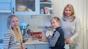 She was born in 1970s, in generation x. Forbrukertips Mat Og Drikke Firebarnsmor Matbudsjettet Vart Er 4 000 Kroner I Maneden