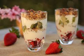 Ottimo dal punto di vista nutrizionale l'abbinamento con l' avena, ma anche con i fiocchi di frumento integrale. Yogurt Con Granola Fatta In Casa E Frutta Fresca La Cucina Salutare