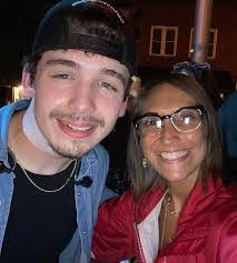 Alex Castellon's Instagram, Twitter & Facebook