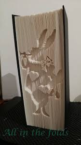 Tolle Geschenkideen Ein Buch Mit Einem Schwarzen Bucheeinband Und Mit Vielen Gefalteten Weissen Seiten B Bucher Falten Buch Faltmuster Bucher Falten Anleitung
