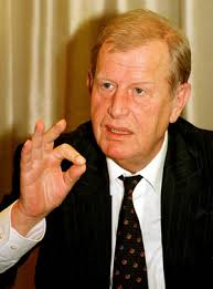 Image of OPTUS COMMUNICATIONS CHIEF EXECUTIVE HOWELL DAVIES GESTURES IN  SYDNEY, 1997-07-02