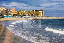 Kathedrale san lorenzo in genua, ligurien baubeginn: San Lorenzo Al Mare Strand Leinwandbilder Bilder Mittelmeer Sonnenschirm Ligurien Myloview De