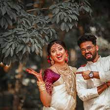 Pin By Pria On Pre Wedding Shoot Ideas Indian Wedding Photography Couples Wedding Couple Poses Photography Romantic Couples Photography