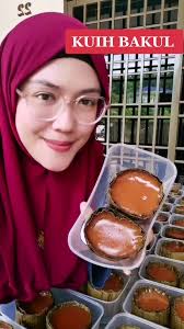 Bila menerima parcel kena cepat2 buka plastik di atas kuih bakul, kemudian  hampa kena masukkan di dlm peti sejuk utk keraskan kuih bakul ini. Okay  next kak fara akan sharing cara makan dan goreng ...