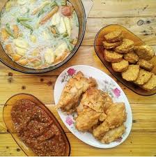 Garam kaldu bubuk ketumbar bubuk sambel goreng. Makan Siang Sup Sayur Campur Udang Soun Ayam Goreng Tepung Tempe Goreng Sambel Terasi Makan Siang Sup Sayuran Makanan