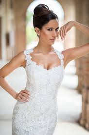 Scarlett with skirt propone invece un abito da sposa in pizzo da principessa con l'aggiunta di piume e veli lisci. Abiti Da Sposa Vintage Retro Marialuisa Benetti Sposa Veneto