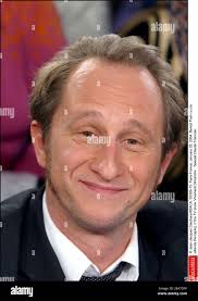 Jean-Jacques Datchary/ABACA. 55389-6. Parigi-Francia, 28 gennaio 2004. La  seconda moglie di Claude Francois Kathalyn Jones Mann & Michel Drucker  partecipa alla registrazione del programma televisivo ïVivement Dimanche :  Special Claude Francois'