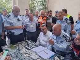 בשעות הצהריים (ב') התקבל במשטרה דיווח ראשוני על על קריסת חניון חיצוני בבית חולים שערי צדק בירושלים. E97siln5xmgtbm