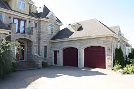 Portes De Garage Residentielles Et Portes De Garage Industrielles Fabricant De Portes De Garage En Aluminium Et En Acier House Exterior House Styles House