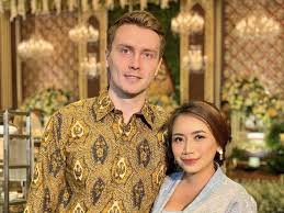 Asupan fresh tiap harinya udah di kirim di @bokepviraltiktokhott tinggal nonton aja enjoy. Kisah Cinta Wanita Dan Pria Bule Viral Takjub Saat Kondangan Di Indonesia