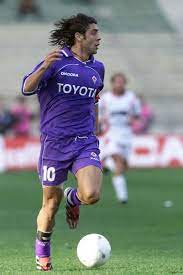 I konsideruar nga ekspertët si një nga lojtarët më të mëdhenj të gjeneratës së tij, costa zakonisht luante si mesfushor sulmues dhe ishte i njohur për teknikat e tij të shkëlqyer, aftësia e luajtjes dhe shënimi i golave nga mesfusha. Rui Costa Fiorentina Soccer Players Best Football Players Good Soccer Players