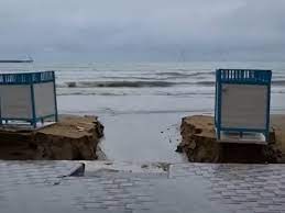 В анапе мощные потоки воды залили пляжи, некоторые даже просто смыло в море, подтоплены дворы. V Anape Silnyj Nochnoj Dozhd Zatopil Gorod I Smyl Centralnyj Plyazh
