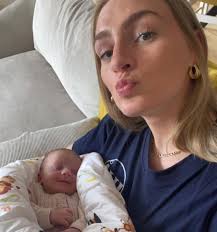 KÆMPE TILLYKKE Michelle og Mathias med jeres skønne lille Allie ❤️🇩🇰Vi er  SÅ stolte over at kunne kalde os Mormor og Morfar til sådan en vidunderlig  lille pige 😂❤️🤪