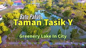 Batu pahat (jawi:باتو ڤاهت) merupakan sebuah daerah di johor, malaysia. Batu Pahat Taman Rekreasi Tasik Y The City Recreational Park Drone Youtube