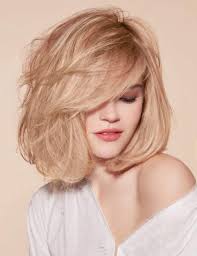 Cette perruque pour femme possède des cheveux très courts bruns. Les Coupes De Cheveux A Adopter A 60 Ans Et Plus Femme Actuelle