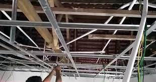 Bahan rangka plafon yang memakai bahan metal furring ini pada saat ini sering dipakai oleh para desainer rumah atau desain interior untuk. Mudah Cara Pasang Rangka Plafon Bahan Hollo Larantukagypsum Com