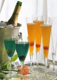 Pour Le Blue Champagne Frappez Au Shaker Le Curacao Bleu Avec La Vodka Et L Curacao Bleu Curacao Recettes De Cuisine