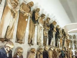 Her father mario lombardo, who was an local official, engaged noted embalmer, alfredo salafia to mummify her body. Die Katakomben Von Palermo Besuchen Infos Fotos Der Kapuzinergruft