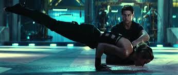 Emily blunt doing the infamous yoga pose from edge of tomorrow. Edge Of Tomorrow Deleted Scene 3 Entrainement