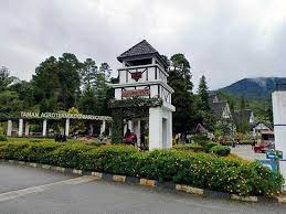 Big red strawberry farm, also known as taman agro tourism, is located within walking distance from brinchang town right beside the cactus valley. Taman Agro Al Mashoor Travel Guidebook Must Visit Attractions In Cameron Highlands Taman Agro Al Mashoor Nearby Recommendation Trip Com