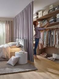 Le dressing a ici été aménagé derrière la tête de lit. Dressing Cale Derriere Une Tete De Lit Bed House Dressing Chambre Dressing Maison Amenagement Maison