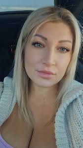 Can anyone point in the direction of someone who can do this color  transition from someone who has dark brown hair now ? Looking more for the  color of the girl with