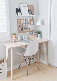Jeder Schreibtisch Braucht Eine Pinnwand Alles Was Du Brauchst Um Dein Haus In Ein Zuhause Zu Verwand Schreibtische Fur Kleine Raume Zimmer Einrichten Wohnen