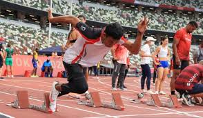 Sejumlah personil tni dibantu masyarakat setempat sejak pagi bahu membahu bekerja sama membongkar sebagian rumah tersebut. Wunqnmmic0drgm