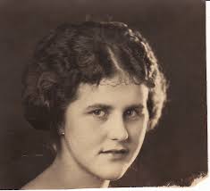 Esther Sprague's Instagram, Twitter & Facebook