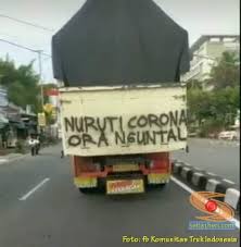 Tapi kenapa peringatan jaga jarak hanya terdapat pada truk? Tulisan Bokong Truk Nuruti Corona Anak Bojo Ora Mangan Setia1heri Com