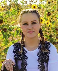 Michelle Hennings's Instagram, Twitter & Facebook