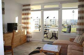 The kitchenette has a dishwasher, a microwave and a fridge, as well as kettle and coffee machine. Ferienwohnung Am Sudstrand Fehmarn Ot Burgtiefe Ostsee Ferienwohnung