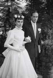 L'idea di un dual dress può fare soprattutto al caso di chi, contrariamente al luogo comune della donna che. Audrey Hepburn E I Suoi Tre Abiti Da Sposa