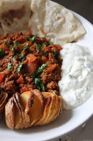Chili Con Carne Pommes De Terre Suedoises Et Sauce Au Yaourt Avec Images Pomme De Terre Suedoise Alimentation Chili Con Carne