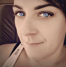 Mikołajkowa zabawa 🎄🧑🏻‍🎄🎅🏼 Zapraszamy do zabawy wszystkie Panie ,  będą prezenty🎁 Zadanie : -prosimy o podanie w komentarzu imion Pań ze  zdjęcia (od lewej), -zaprosić do zabawy dwie osoby oznaczając w komentarzu,  -